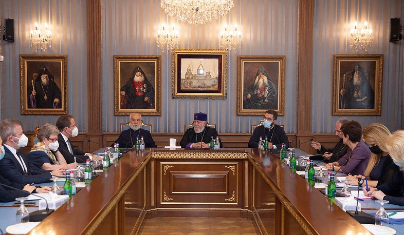 Karekin II addresses issue of prisoners of war held in Azerbaijan during meeting with Oliver Varhelyi