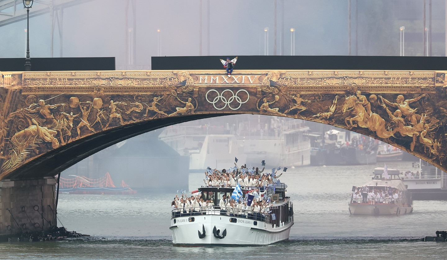 Պատմության մեջ առաջին անգամ Օլիմպիական խաղերի բացումն անցկացվել է մարզադաշտից դուրս՝ Սեն գետի երկայնքով