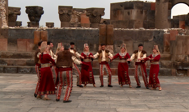 Ուս ուսի. Թագավորի գյովնդ
