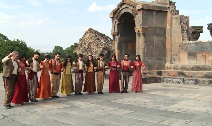 Ուս ուսի. Խըմ-խըմա