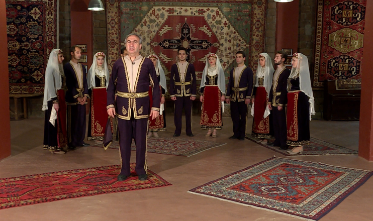 Ուս ուսի. Շավալի