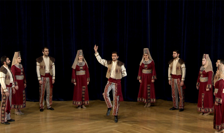 Ուս ուսի. Ծաղկաձորի
