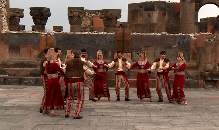 Ուս ուսի. Թագավորի գյովնդ