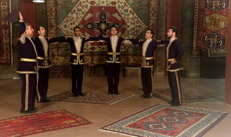 Ուս ուսի. Ռոստամ բազի