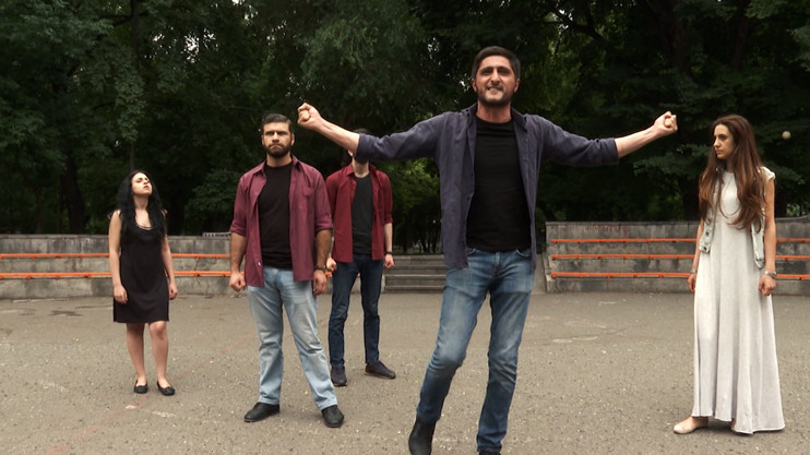 Կուլիսներ. Անլռելի զանգակատուն