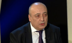 Չակերտներ. Արտակ Վարդանյան