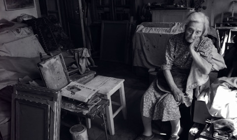 Genocide survivors in Nazik Armenakyan's photo album