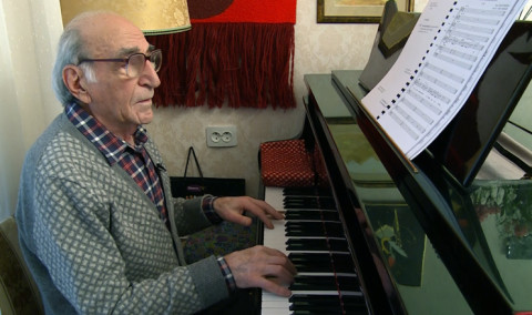 Areg Lusinyan again in front of grand piano