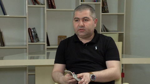 Книжная полка. Ара Алоян