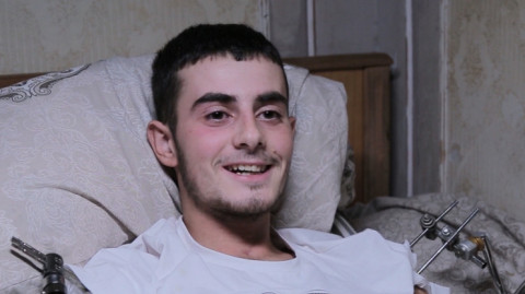 Одно окно. Рядом с солдатом
